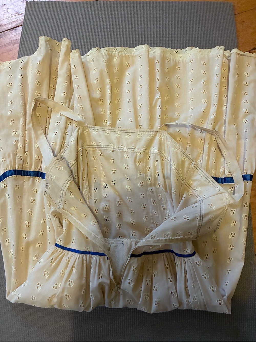Vintage Cream Sundress with Blue Trim - Picture 3 of 8